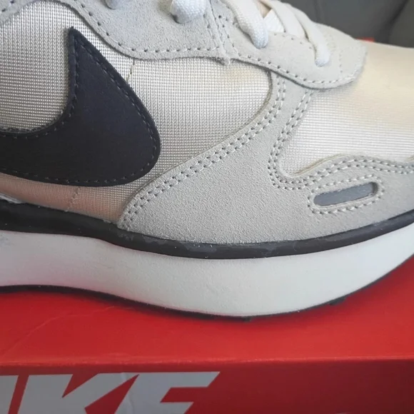 Nike Womens Sneakers - Picture 7 of 8